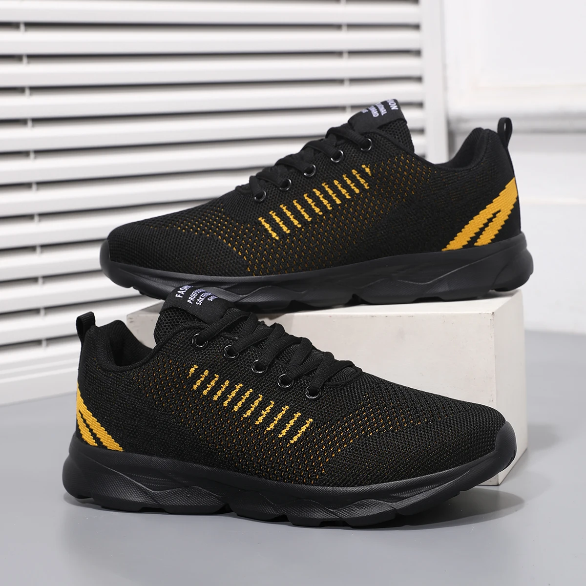 Unisex Couple Running Shoes Breathable Mesh Lightweight Non-slip Casual Sports Sneakers for Men Women view 3