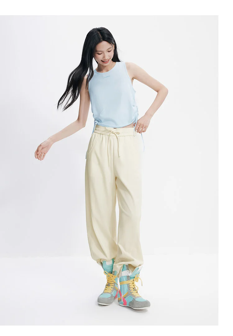 Damenhosen: Lässige, geschlitzte, lockere, geschwungene Slim-Fit-Hose im minimalistischen, vielseitigen Stil mit geschwungenem Bein – Sommermode 2026 für den Alltag – Detail 2