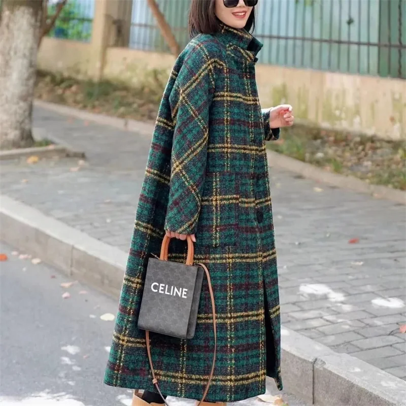 Cappotto di lana retrò da donna di media lunghezza 2023 autunno/inverno nuovo cappotto scozzese allentato ispessito allentato cappotto da donna sottile impiombato pendolare