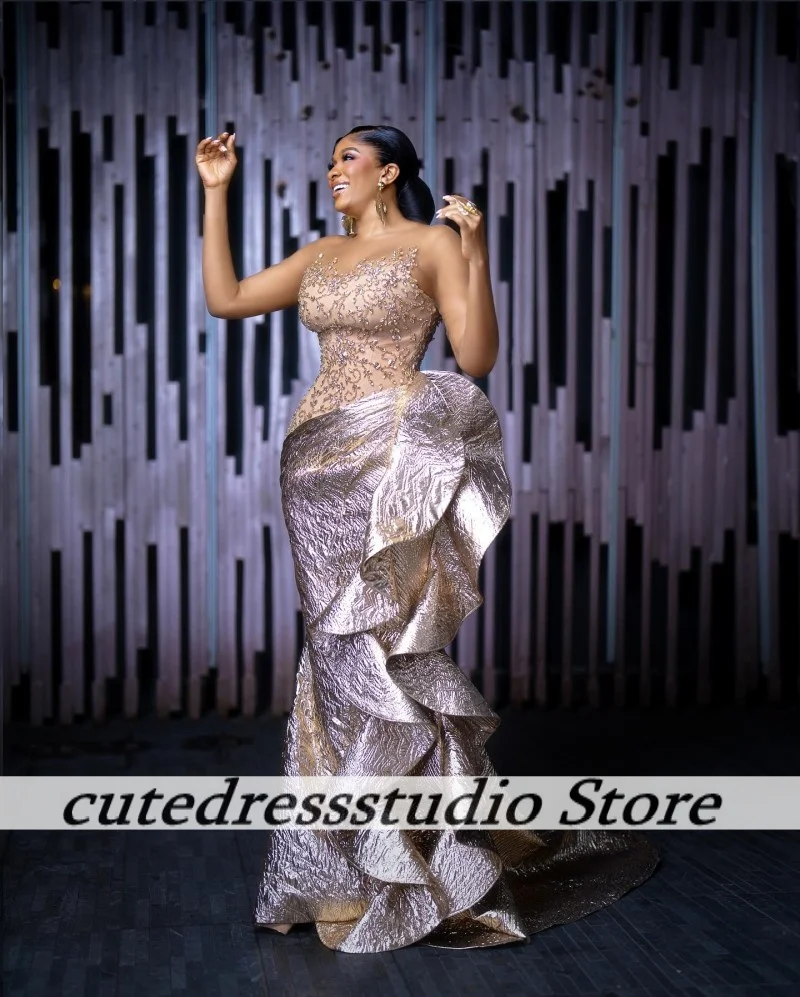 ชุดราตรีสีเงินทรงเมอร์เมดสุดหรู ประดับด้วยลูกปัดอย่างประณีต ชุดราตรีคอซีทรูสำหรับงานแต่งงาน ปี 2025 รับตัดตามสั่ง