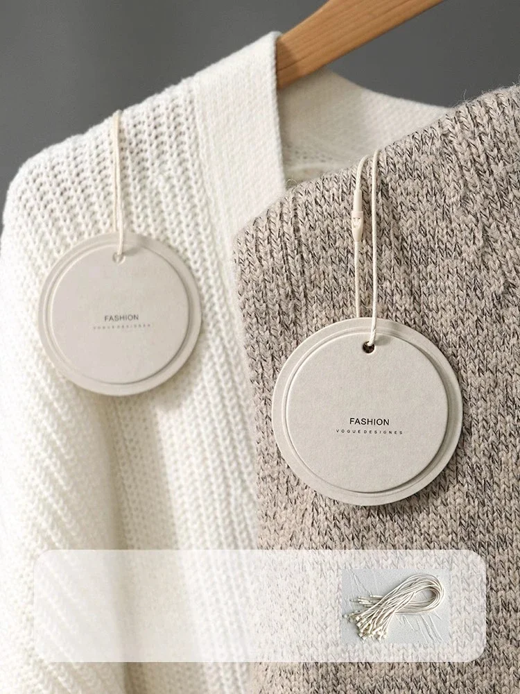 

Свободный дизайн, тисненый круглый логотип одежды, индивидуальный простой магазин одежды, бирка, расширенная специальная бумага, общая этикетка для одежды