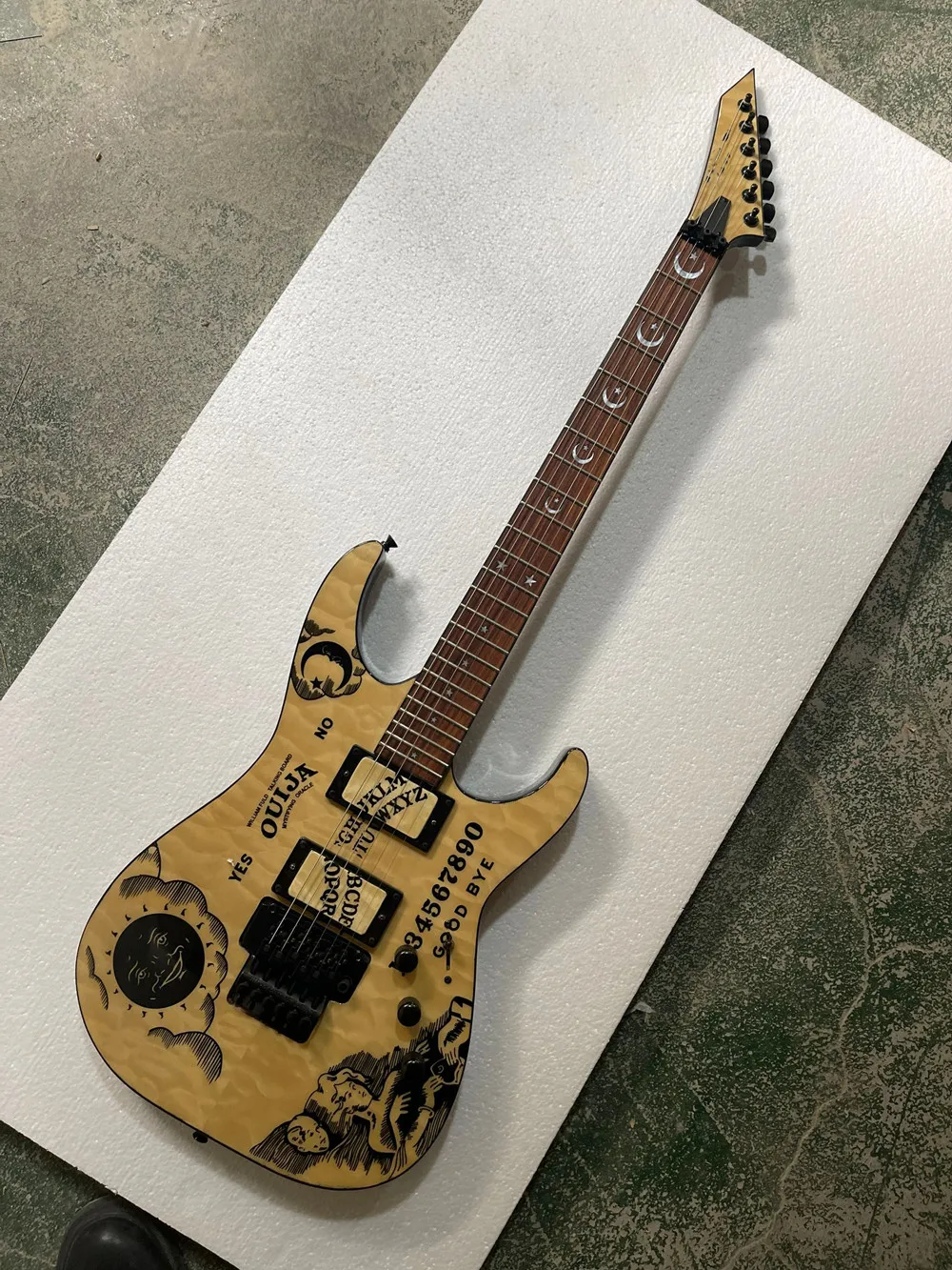 6-saitige E-Gitarre aus Naturholz mit schwarzer Hardware, Griffbrett aus Palisander, individueller Service