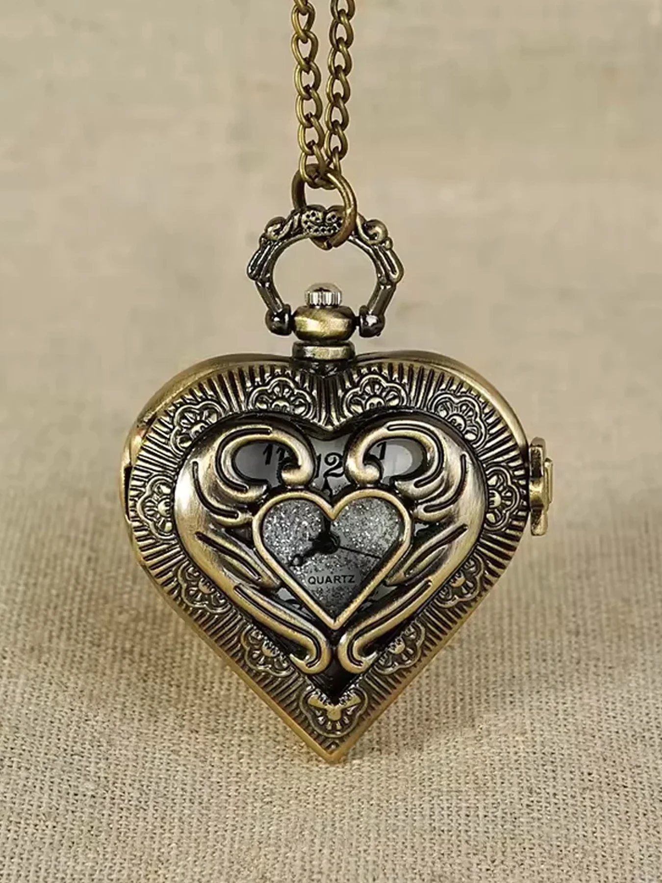 Vintage hollowed out heart-shaped pocket watch with carved heart quartz watch for couples, digital pointer pocket watch