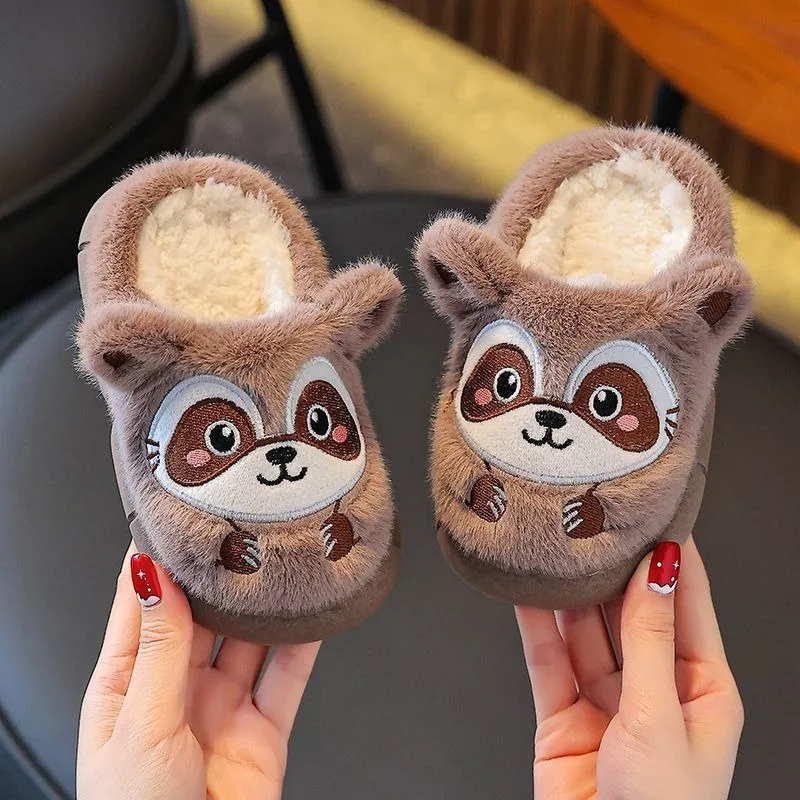 أطفال شتاء نعال تدفئة 2026 تصميم جديد الكرتون المضادة للانزلاق سميكة وحيد أحذية المنزل الداخلي للبنين بنات أحجام متعددة