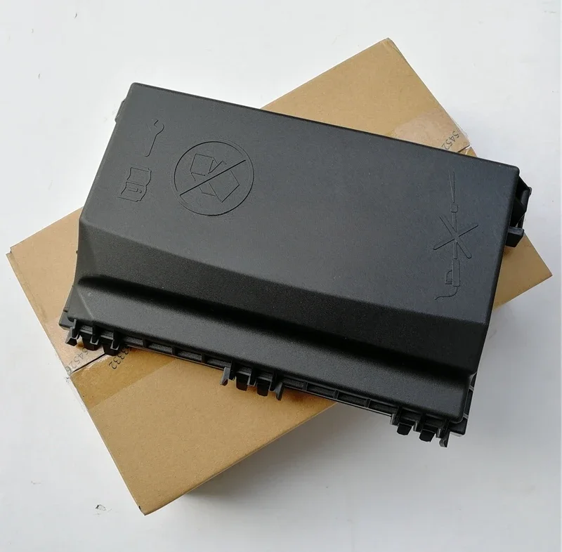 

Suitable for Buick 10-14 Excelle GT XT fuse box cover relay box cover26204608