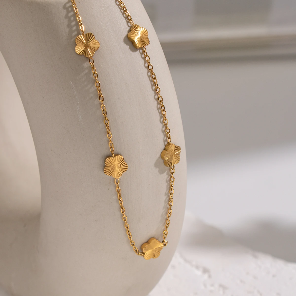 Miia Schmuck 18K PVD Vergoldete Edelstahl-Halskette mit fünf geprägten Kleeblättern, zierlicher Luxusschmuck für Damen – Detail 9