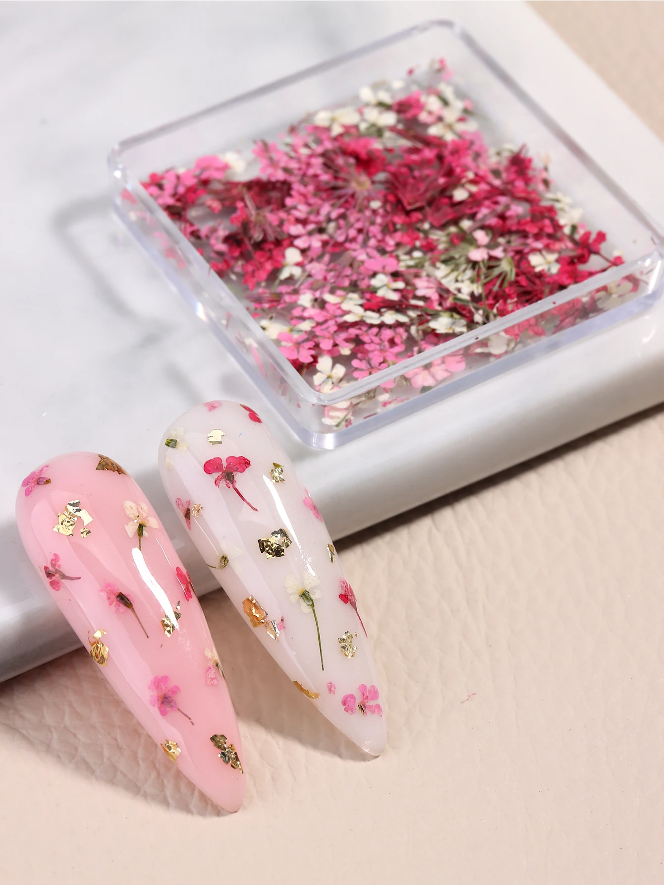 Gemischte Bunte Natürliche Blumen Nagelkunst-Charms Klein-Blau Gelb Rot Fünfblättrige Blume Natürliche Florale Maniküre-Accessoires