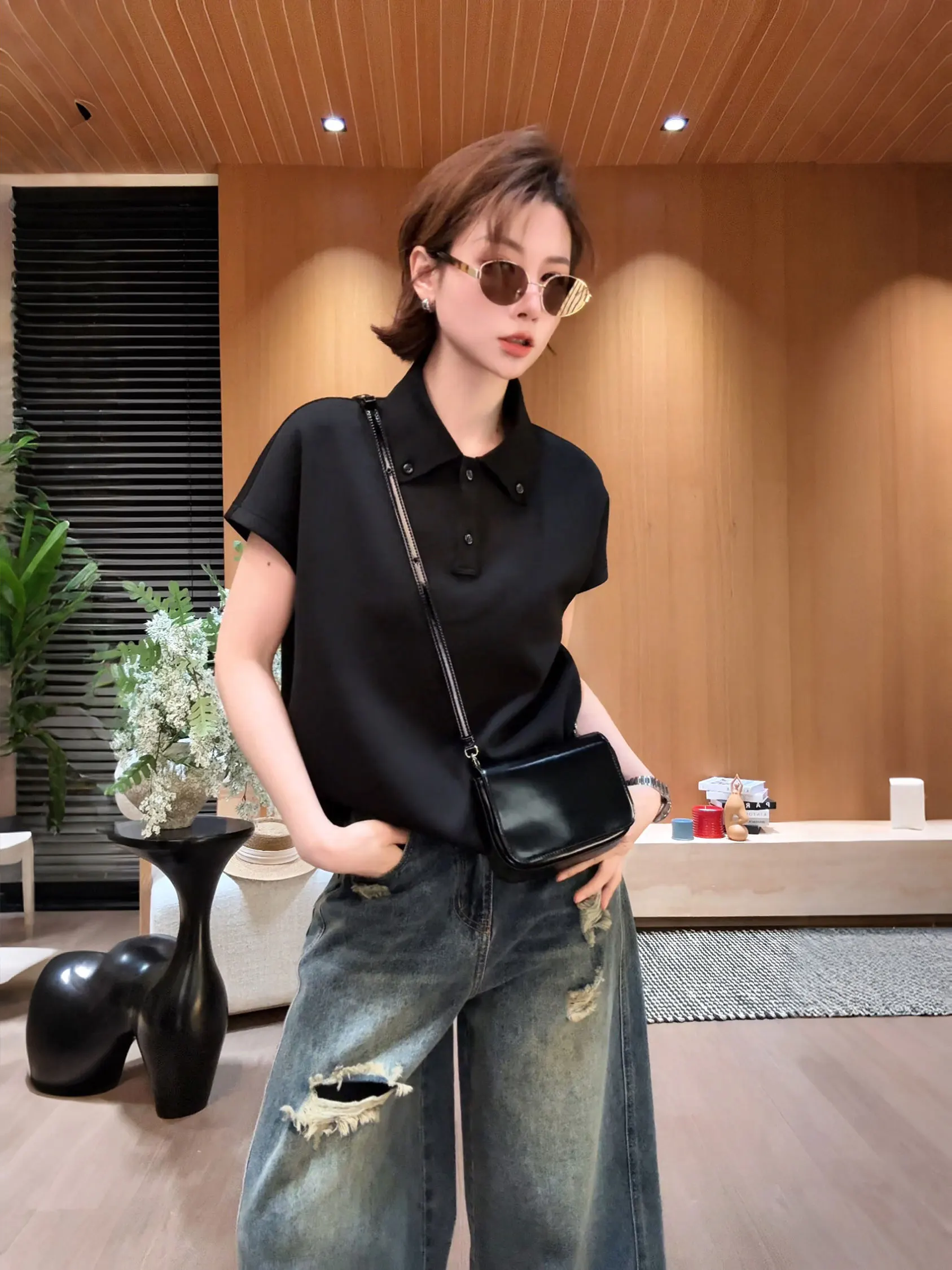 

Весенне-летняя минималистичная женская футболка с коротким рукавом и воротником свободного кроя от Yue Yue Bu Xi Yu