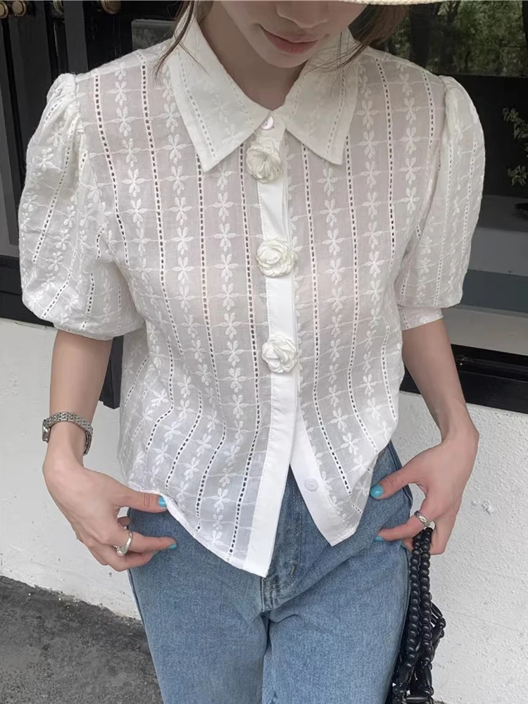 เสื้อเบลาส์ผู้หญิงสไตล์เรโทร ปกปักลายหนา ทรงบับเบิ้ล แฟชั่นฤดูร้อนสุดชิค  ตกแต่งดอกไม้ 3 มิติ  ใช้งานได้หลากหลาย