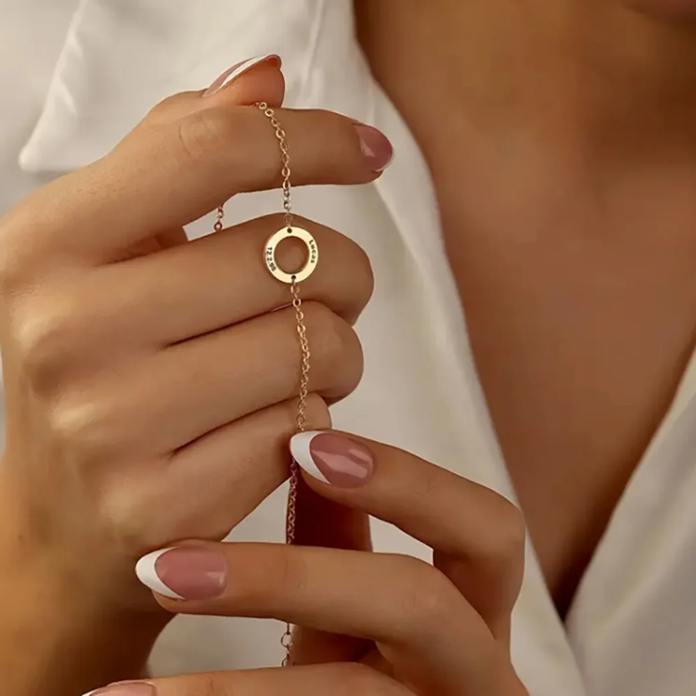 パーティーギフト用のパーソナライズされたブレスレット,1〜3つのサークルが刻印されており,お客様によってカスタマイズされています。