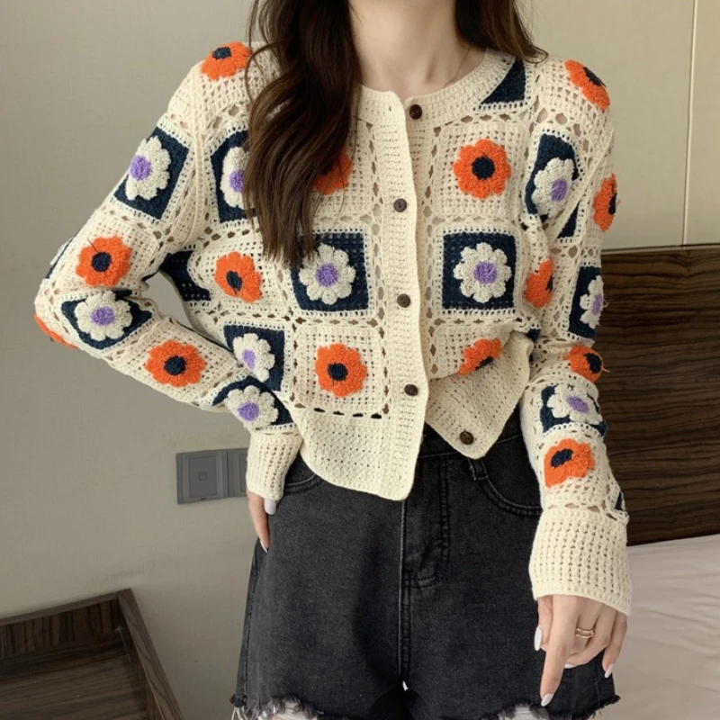 Cardigan da donna Granny Square all'uncinetto con fiori ricamati a maniche lunghe con bottoni e camicetta OpenKnit Boho Chic Retro Shrunken Cardigan