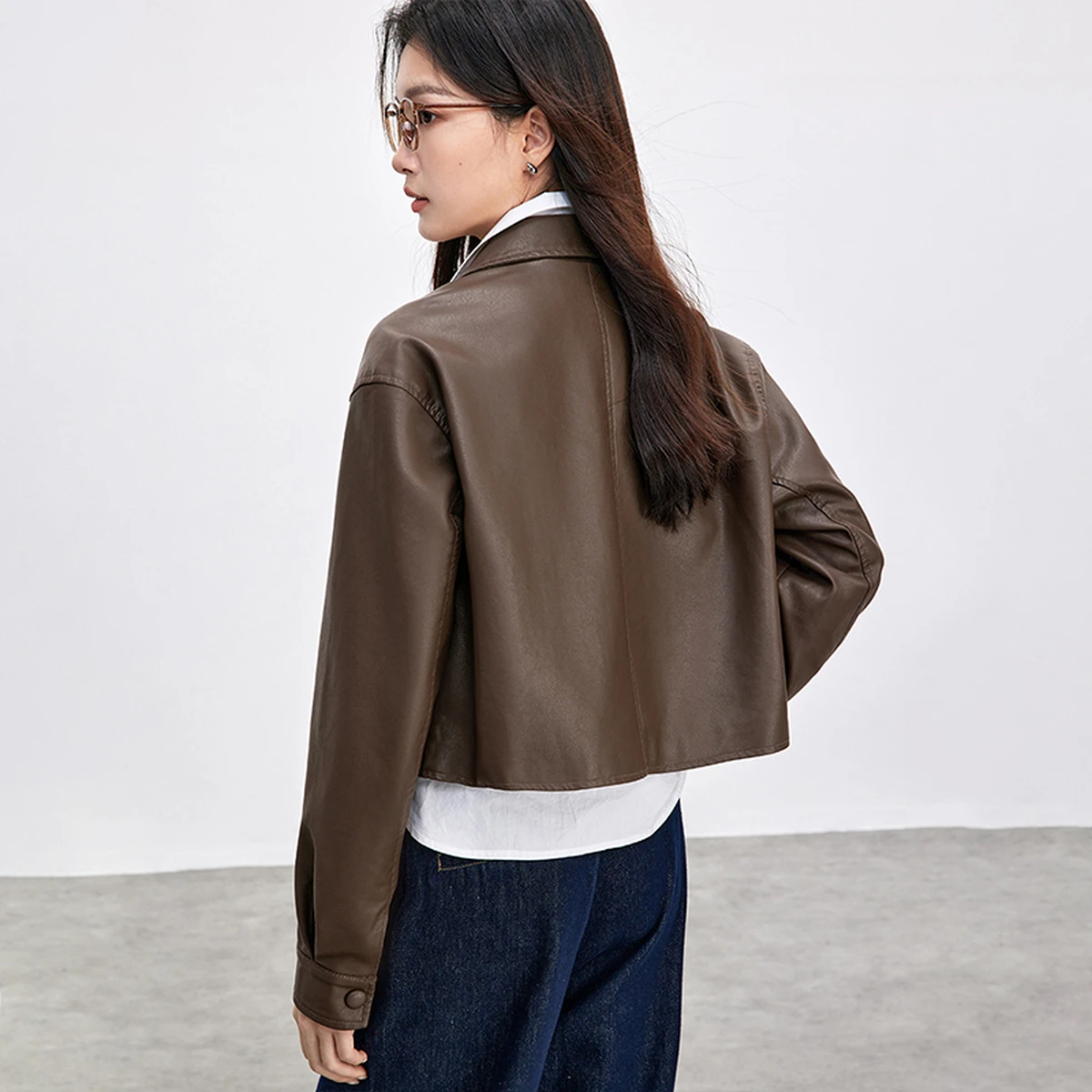 سترة نسائية من جلد البولي يوريثان من SENTUBILA لخريف 2025 بطيات واحدة وياقة مقلوبة ملابس خارجية للسيدات حديثة حضرية W51G73597
