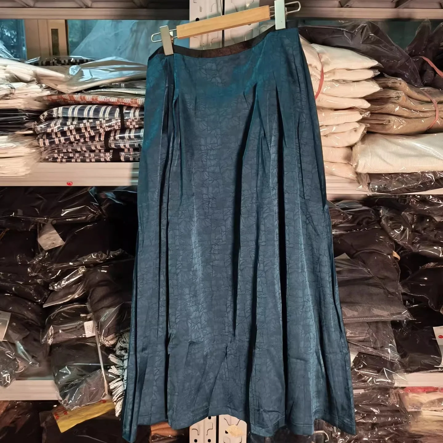 تنورة نسائية عالية الخصر على شكل حرف a ميدي من الساتان بطيات f نمط سلحفاة للجسم للتنقل فضفاضة تناسب لون نقي ربيع 2025 #3