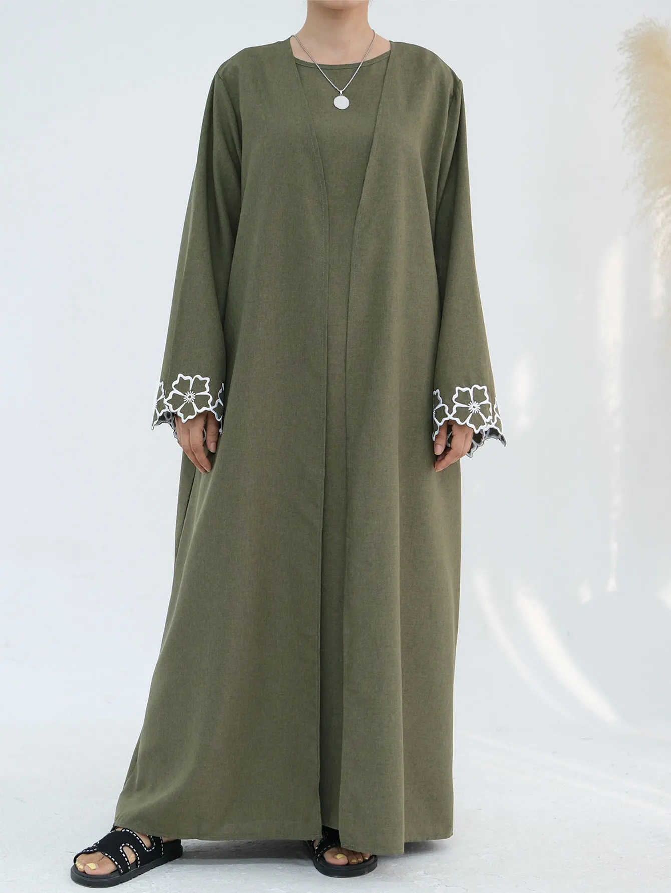 السعودية 2025 عباية جديدة باللون الأخضر العسكري مع أساور مطرزة بالزهور ملابس نسائية إسلامية عصرية لمحبي الموضة في الشرق الأوسط