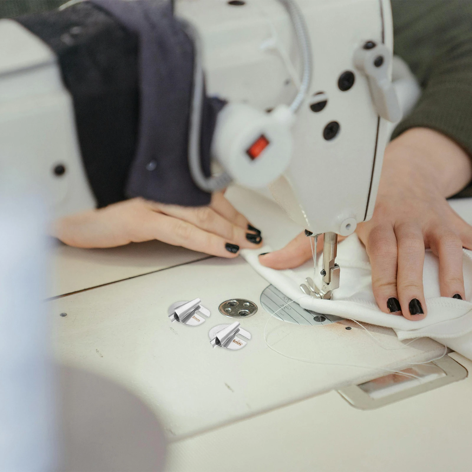 

4pcs Rolled Hem Foot Seamer Binder Metal Hemmer Small Sewing Machine Binder Presser 3mm 6mm Tube Craft Project Fabric Tool