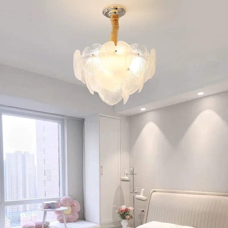 

Новая французская кремовая романтическая роскошная люстра в гостиную, лампа с красными перьями для спальни, теплый романтический современный простой хрустальный светильник