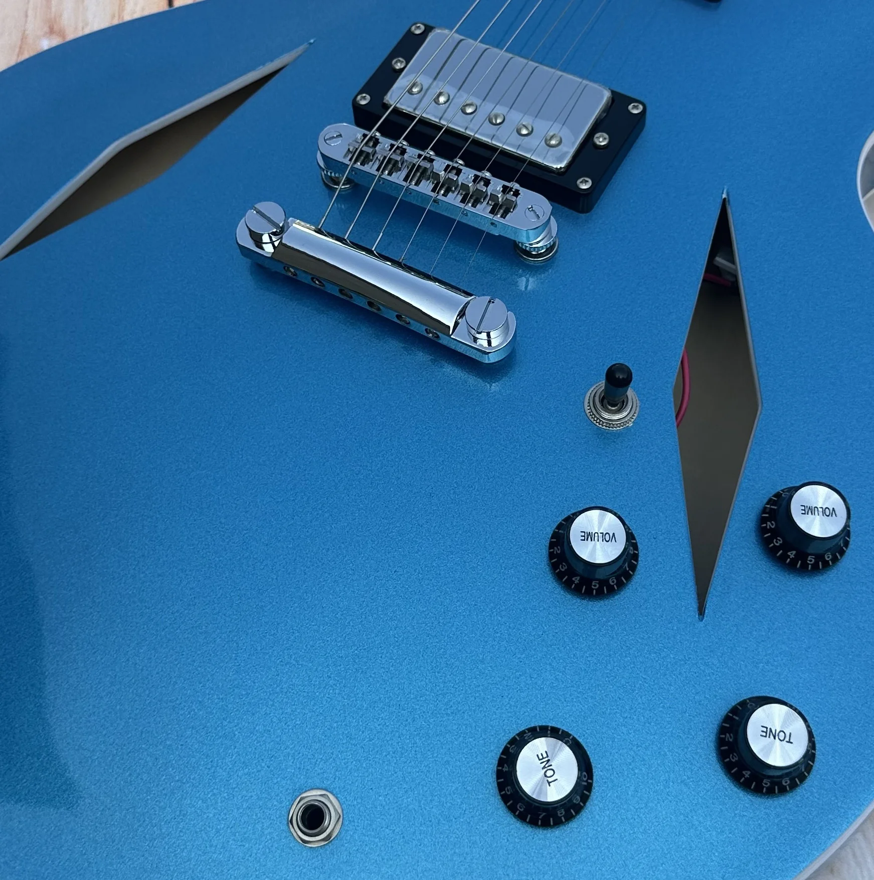 

Full hollow 335, Blue silver， powder shining, customized fingerboard, signed, lightning package