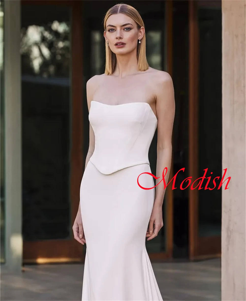 맞춤형 현대 화이트 새틴 웨딩 드레스 기질 Strapless 오프 어깨 짧은 소매 채플 트레인 신부 가운