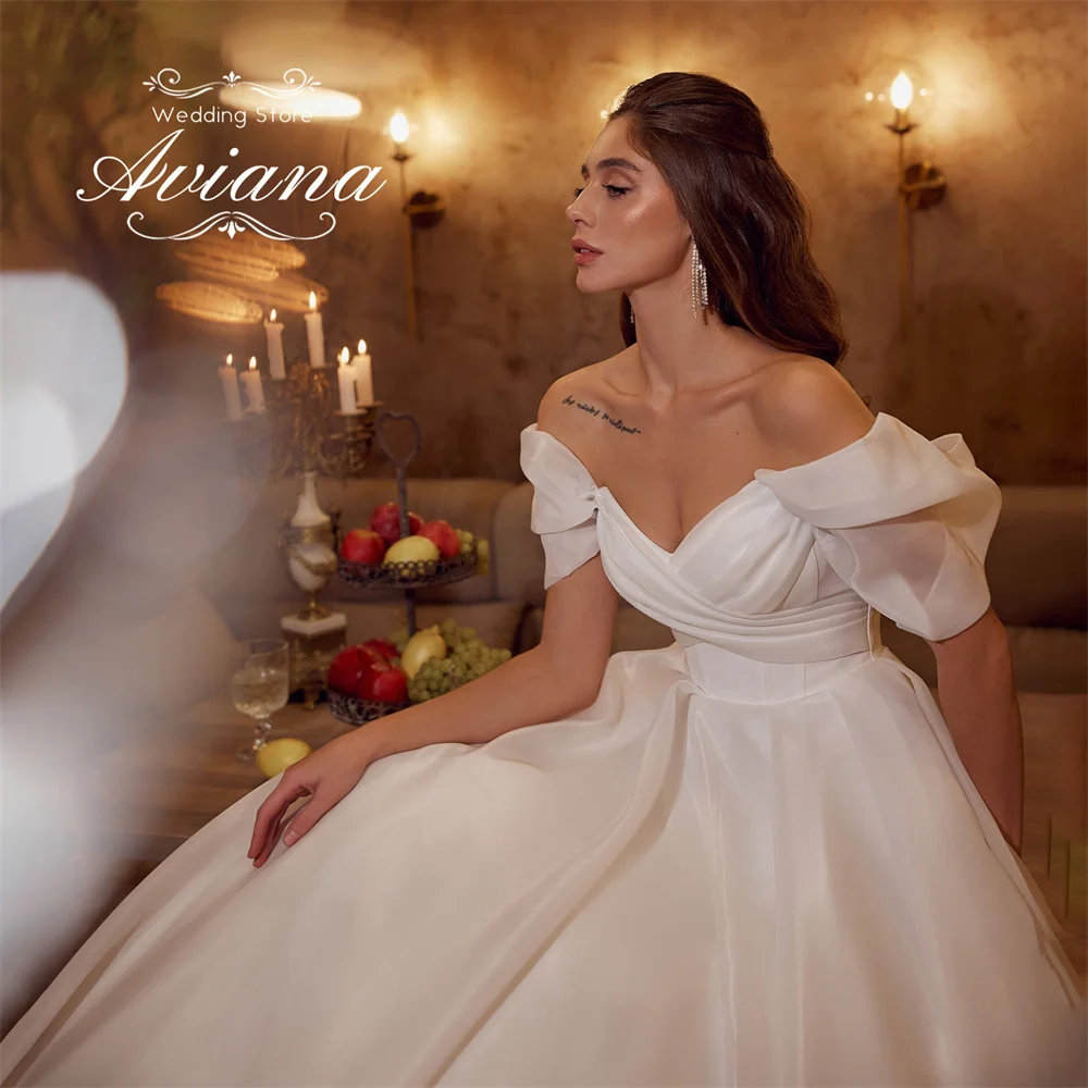 Aviana مخصص ألف خط قبالة الكتف فستان الزفاف القوس الخلفي الخامس الرقبة طول الأرض قصيرة الأكمام الأميرة نمط سويب تراين