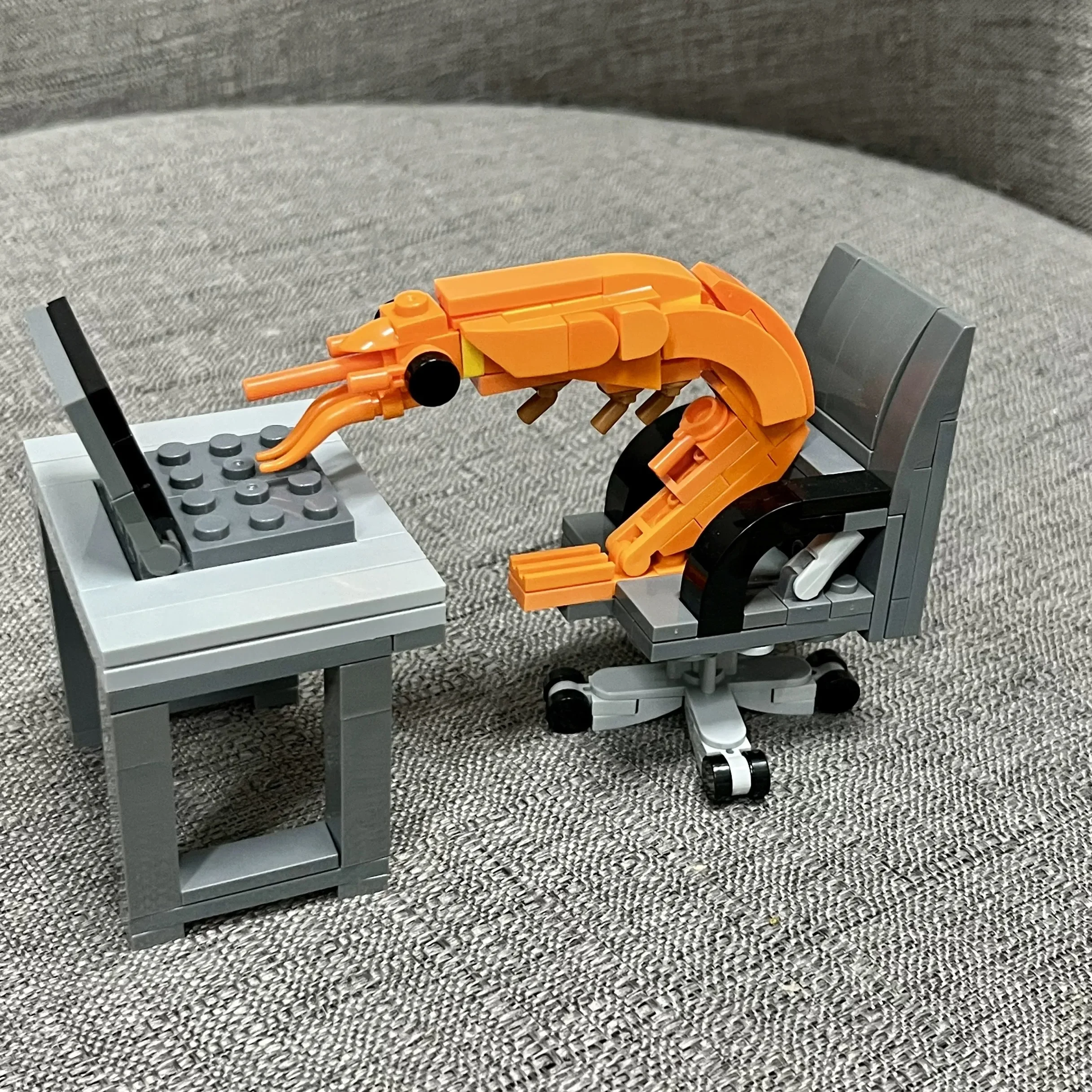 Klocki Konstrukcyjne Krewetki Dekoracja Biurka Seria Robotnik Montujący Krewetka w Kształcie Puzzle Zabawka do Składania Prezent Urodzinowy dla Chłopca