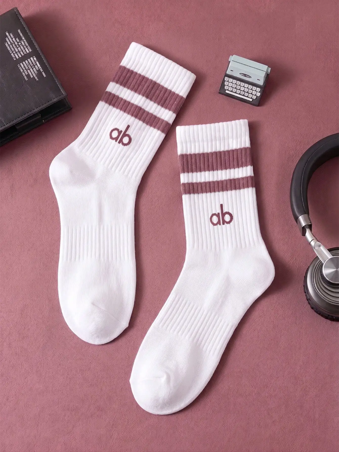 3 Pairs of White Lettered Mid-Calf Socks, Striped Knit Casual Street Style Mid-Calf Socks, with a Simple yet Stylish Overall Design, Suitable for Daily Commuting, Casual Wear, Themed Parties, Holiday Gifts, and Outfits That Are Relaxed and Comfortable at Home