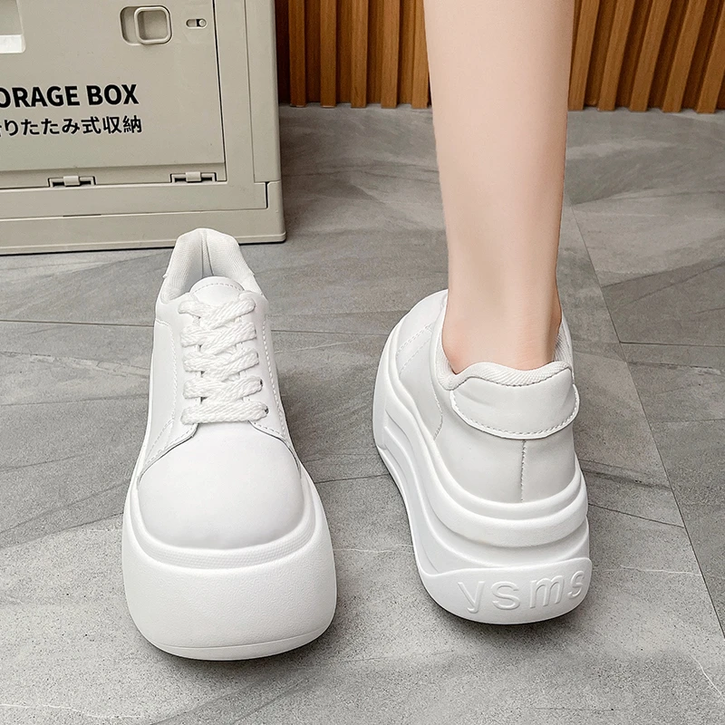 2026 8CM zapatos de suela gruesa de otoño para mujer, zapatillas de deporte de plataforma plana vulcanizadas de cuero de microfibra transpirable, zapatos blancos para caminar