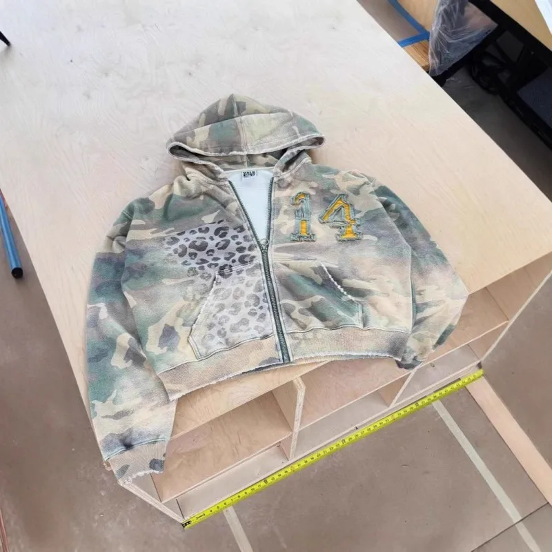 Krótka bluza z kapturem na zamek w kamuflażowy wzór leoparda, damska kurtka z haftem i efektem postarzenia, styl Y2K streetwear vintage casual.