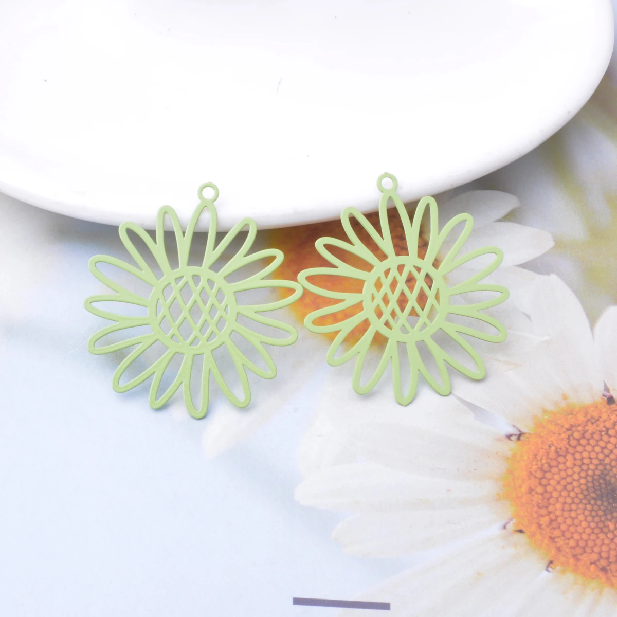 30 Stück AB7796 Bunte Sonnenblumen-Anhänger Filigran Messing Ohrstift Goldfarben Anhänger DIY Schmuckzubehör – Detail 10