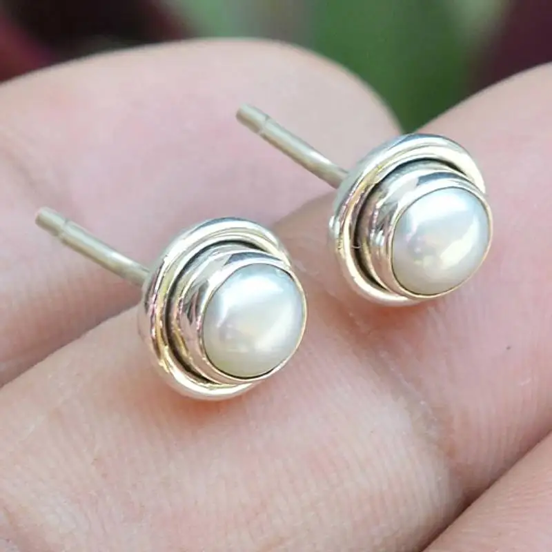 Huitan Damen-Ohrstecker im schlichten Stil, Imitationsperle, vielseitig einsetzbar, für den Alltag, Party-Accessoires, silberfarbenes Metall, trendiger Schmuck