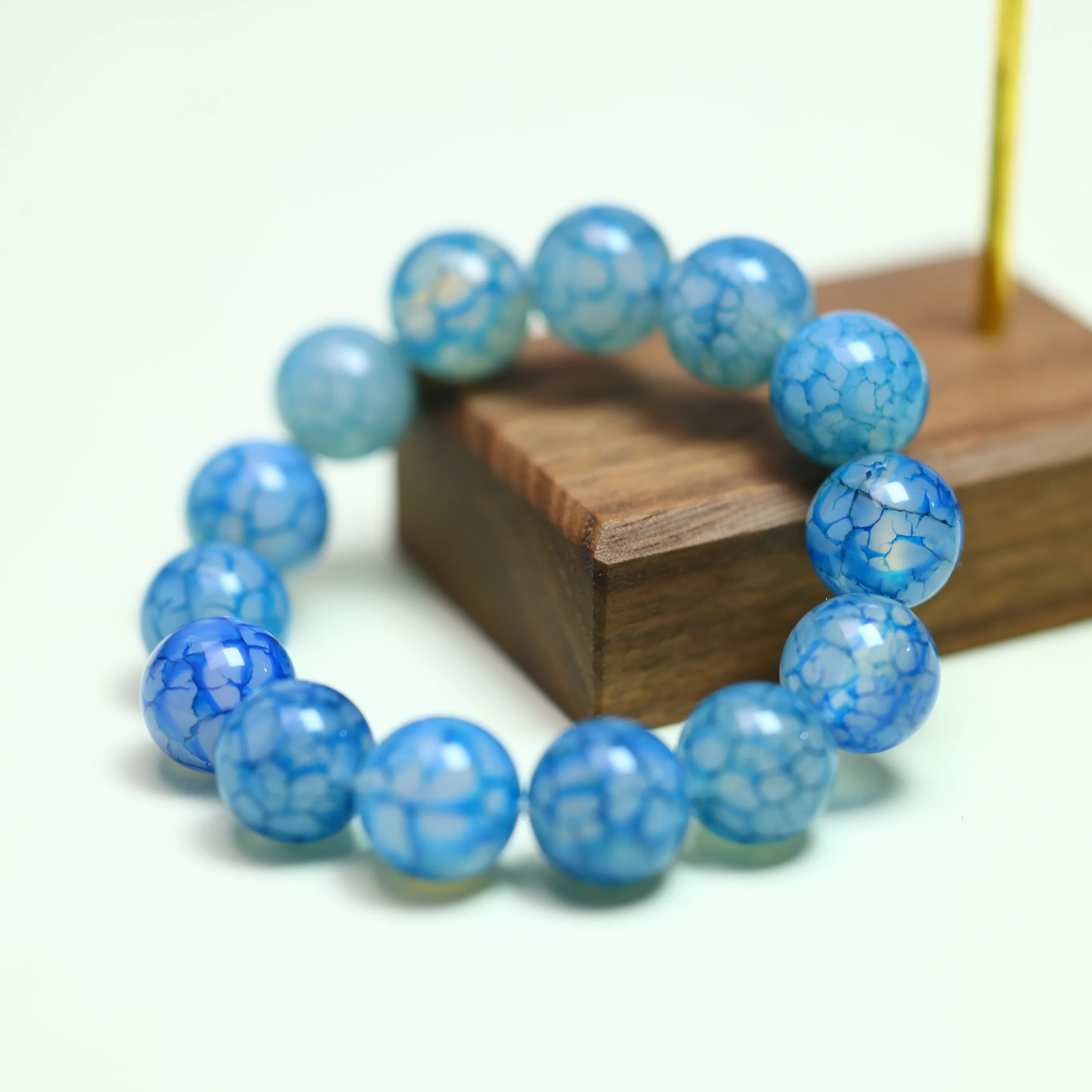 

A fine blue agate dragon pattern bracelet, symbolizing wealth and prosperity, is a perfect gift for family and friends