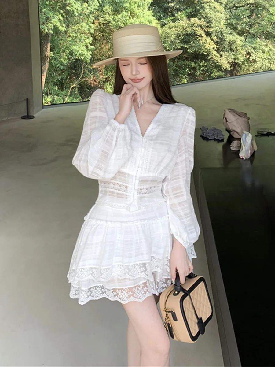 

Лето-Осенний белый кружевной комплект из двух предметов с длинными рукавами, женский укороченный топ с v-образным вырезом и мини-юбка с высокой талией, костюмы