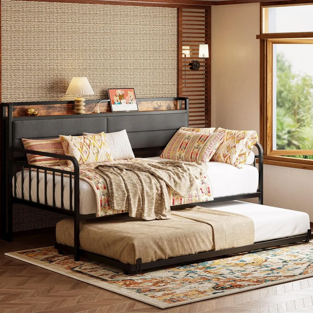 트런들이 있는 데이베드, 거실, 침실용 견고한 금속 트윈 침대 프레임, 덮개를 씌운 헤드보드 및 충전 스테이션 포함