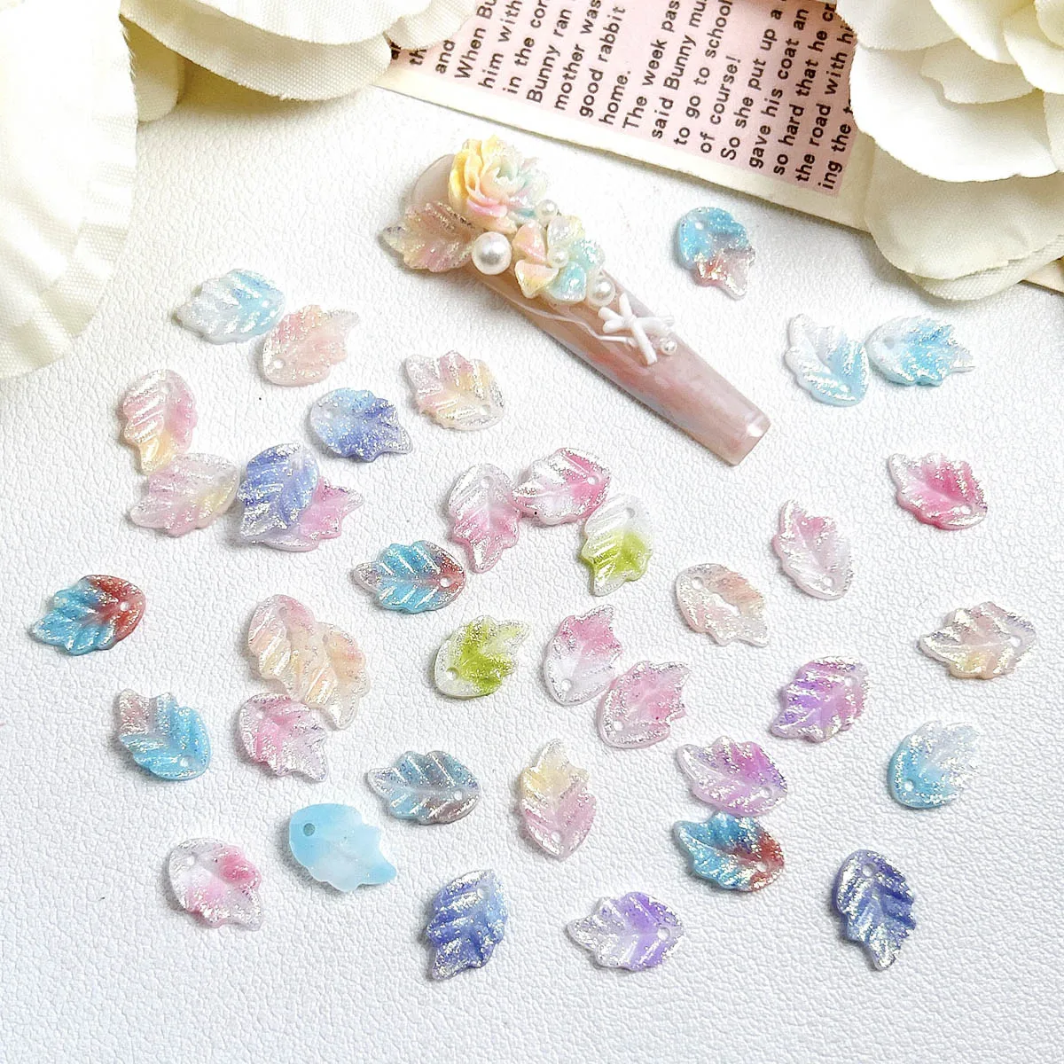 Verträumte leuchtende, gelochte Blatt-Harz-Nagelkunst-Dekorationen, 3D-Farbverlauf, funkelnde Blatt-Nagel-Charms, DIY-Halsketten-Nägel