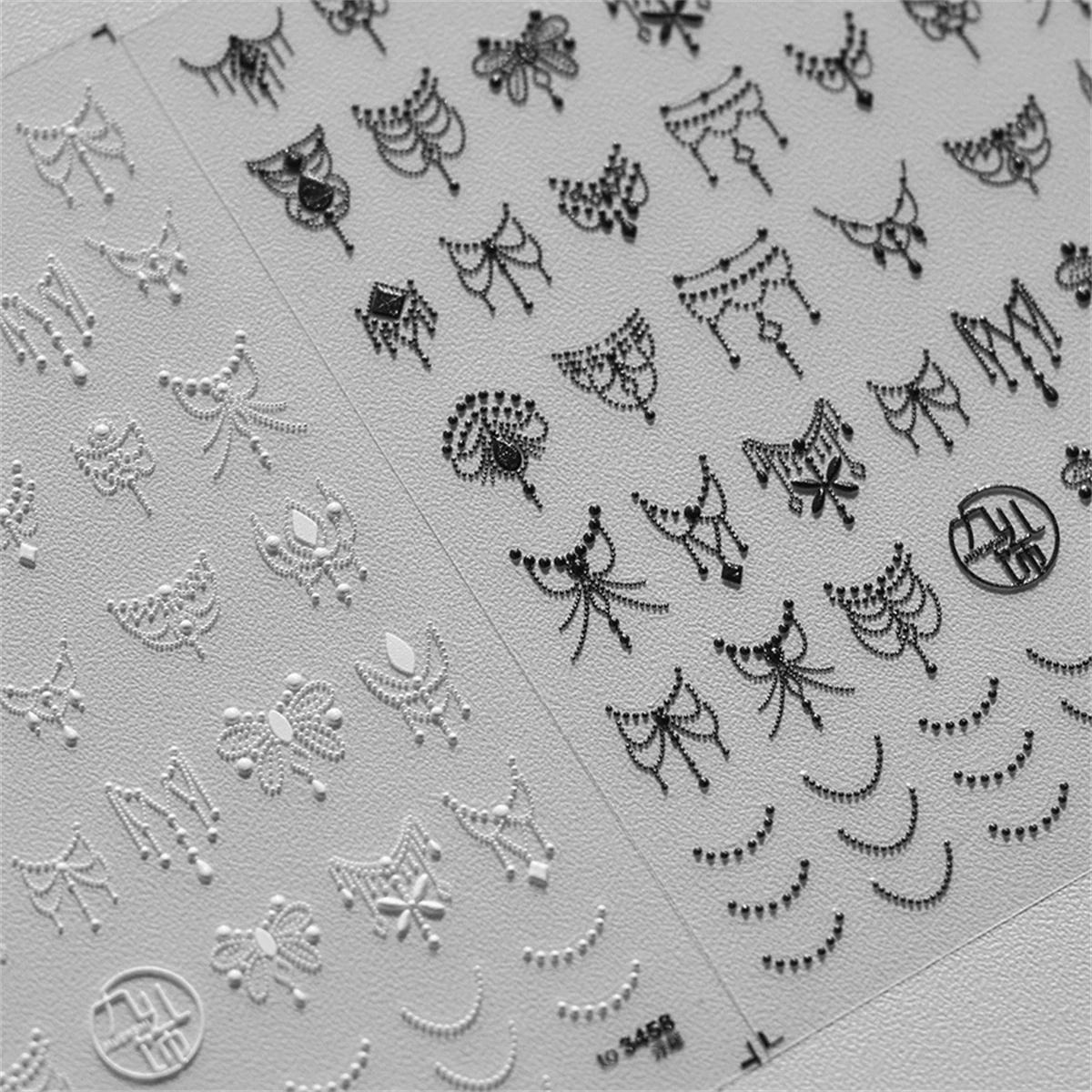 1 stücke 5D Bronzing Englisch Retro Schmetterling Nail art Aufkleber Gold Silber Schwarz Weiß Hohl Aufkleber DIY Nagel Dekorationen Zubehör