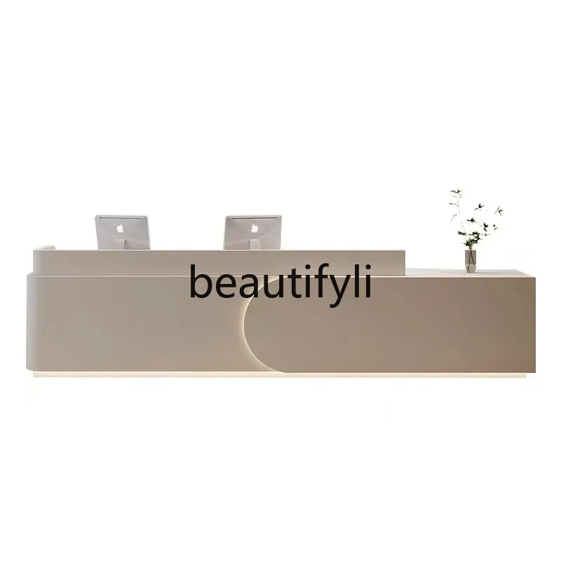 

Простая современная тренировочная компания, стойка регистрации, касса для салона красоты в студии 9344