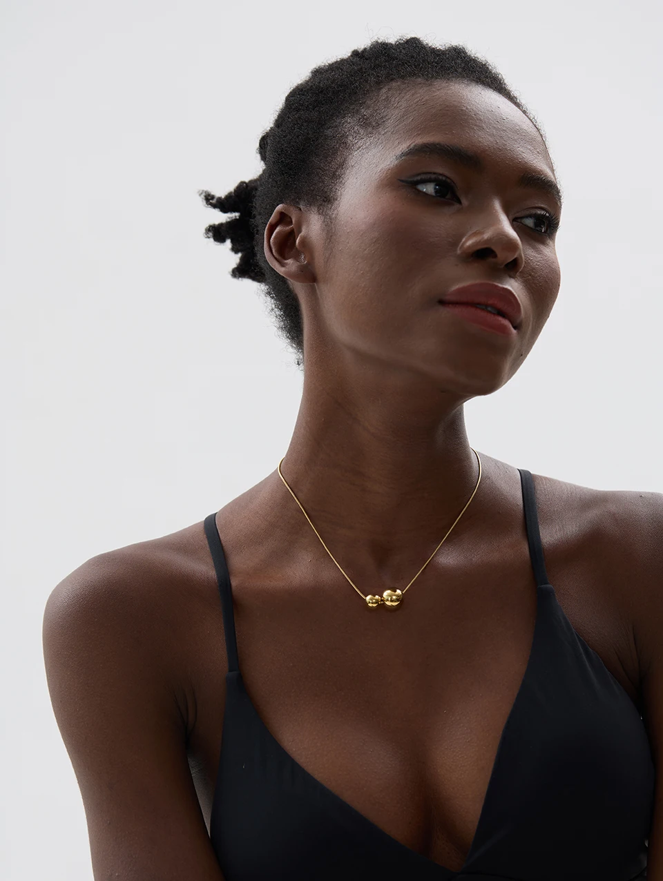 Yhpup Halskette mit rundem Kugelperlen-Anhänger aus Edelstahl, modisch, wasserdicht, Metall, täglich, goldfarben, trendiger Schmuck für Frauen, Geschenk – Detail 1