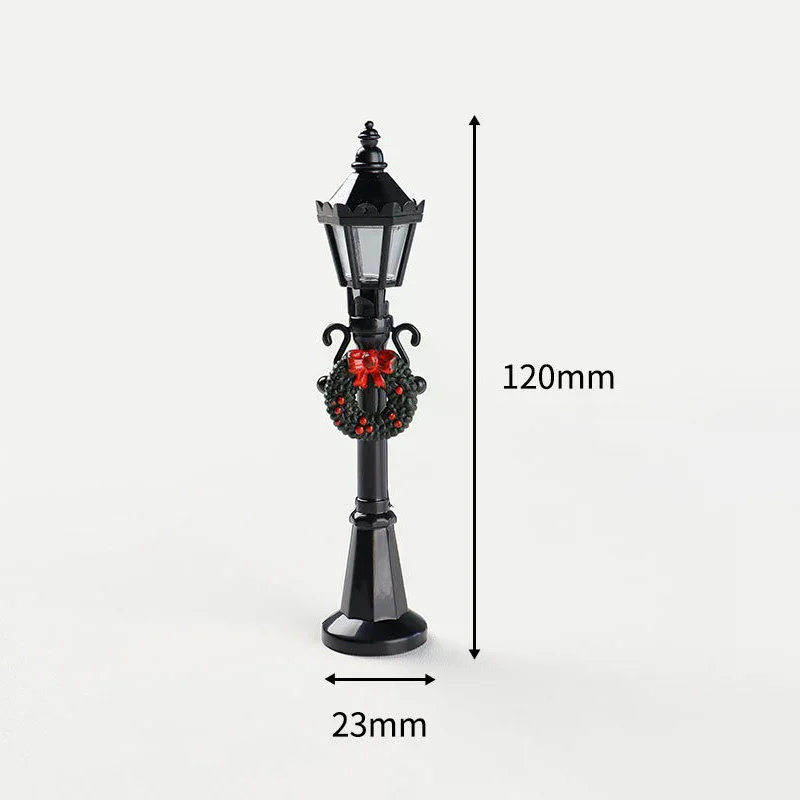 1/2 Sets of Dollhouse Appropriate Mini Street Lamps with Festive Wreaths for Micro Landscape Decor or Kids Play