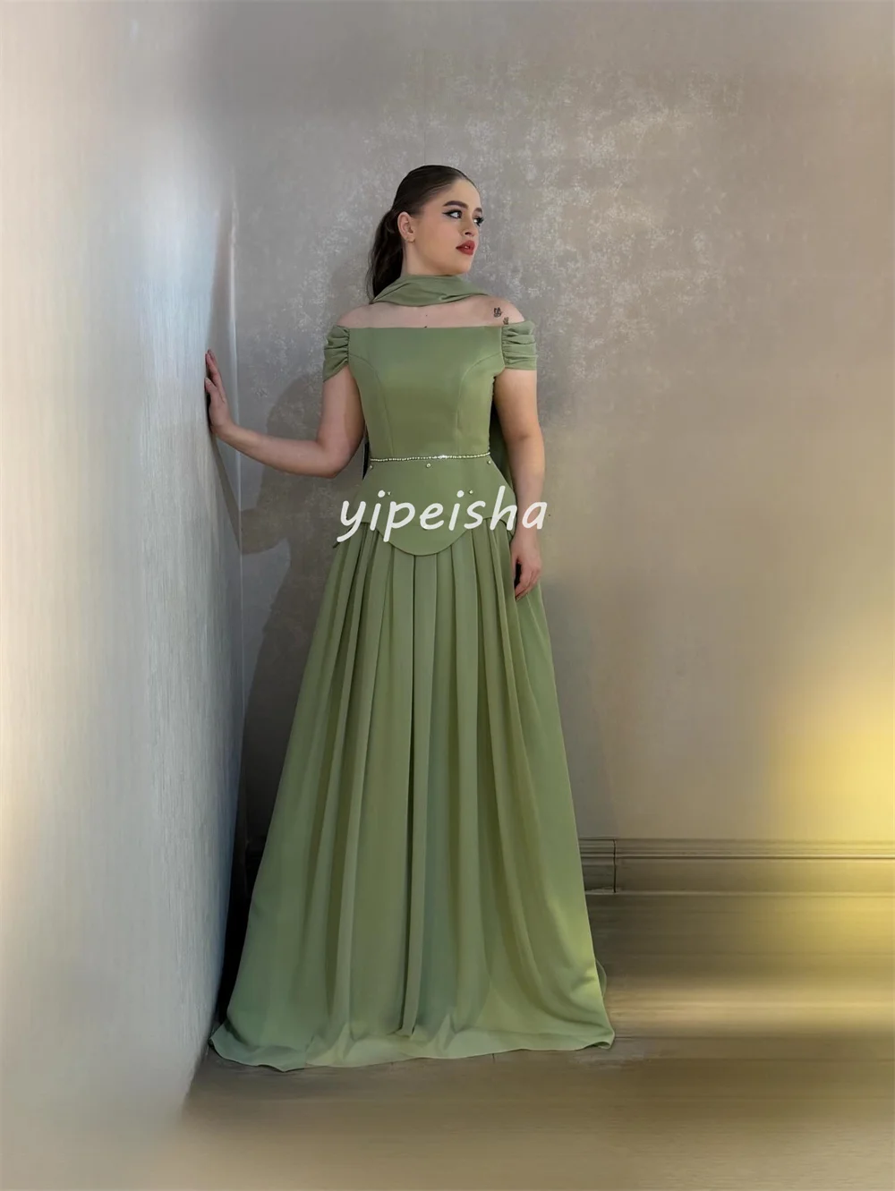 ชุดเดรสยาวทรงเอไลน์แบบเปิดไหล่ประดับพลีทและคริสตัล  ออกแบบตามสั่งสำหรับโอกาสพิเศษ มีหลายขนาดให้เลือก สไตล์เรโทร