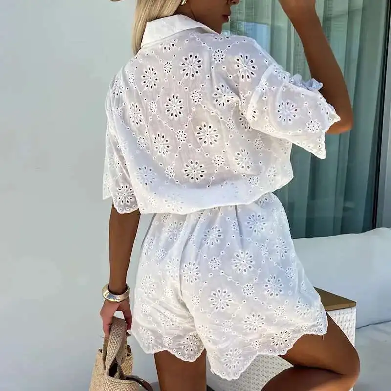 جديد الصيف الأبيض عارضة التلبيب السراويل Playsuits مثير المطرزة جوفاء قميص بذلة السيدات أزياء من الدانتل حتى عطلة رومبير
