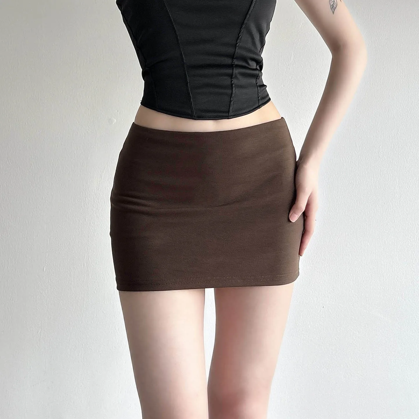 กระโปรงทรงบอดี้คอนแบบเรียบง่าย สไตล์ลำลอง พร้อมกางเกงขาสั้นในตัว ทรงเข้ารูป เอวกลาง กระโปรงสั้นมาก แฟชั่นฤดูร้อนปี 2025 สำหรับผู้หญิง สตรีทแวร์