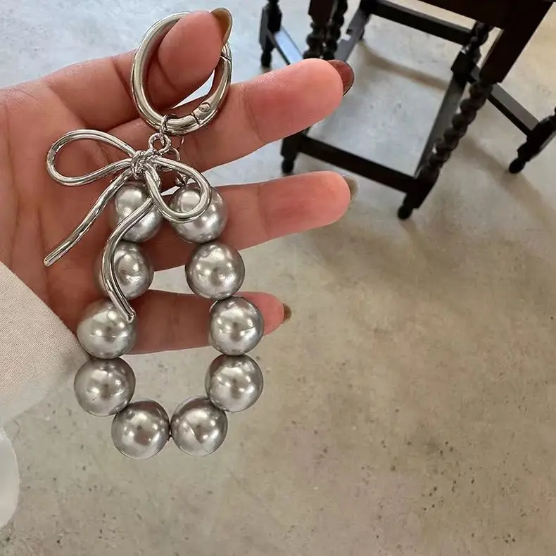 Ins Corea lindo perla con colgante de mariposa llavero con dijes para iPhone 17 Airpods auriculares nueva mochila escolar Kawaii regalo Y2K