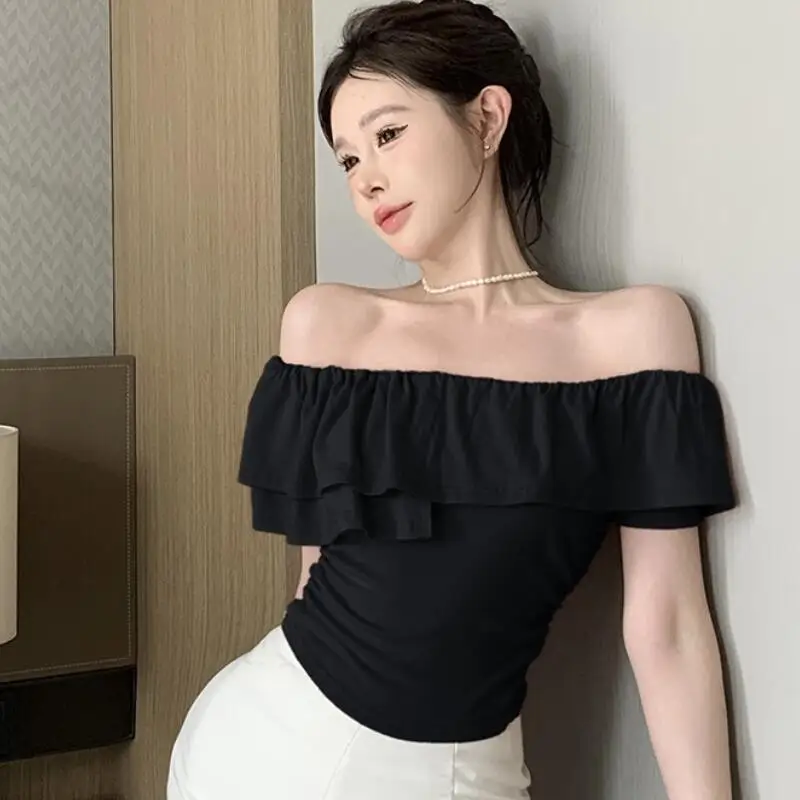 Koszulka damska w stylu koreańskim z jednym ramieniem i krótkim rękawem na lato, modna i seksowna krótka bluzka z odkrytym ramieniem.