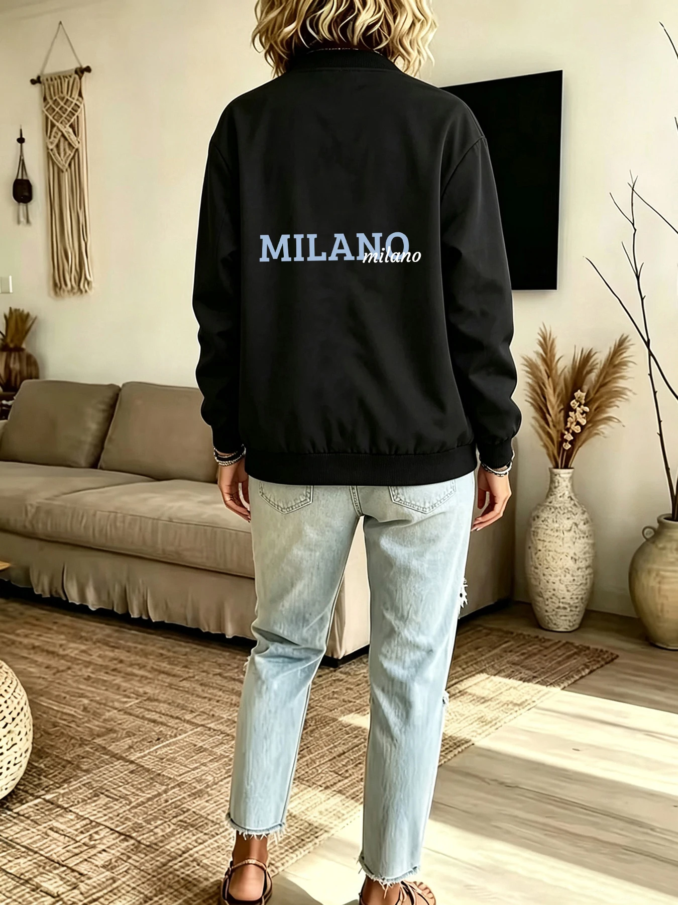 European-Style Light Luxury Milano Milano Letter Pattern Print Front and Back Printed Loose Oversized Long-Sleeve Jacket for Women, a Must-Have for Autumn and Winter, Trendy European and American Style for Couples, Regular Fit Long-Sleeve Jacket, Machine Washable, Durable and Wear-Resistant, Casual Versatile Item for Women, Slimming and Elegant, Suitable for High-End Restaurants, Practical and Stylish Design with Stand-Up Collar and Zipper, Jacket for Women