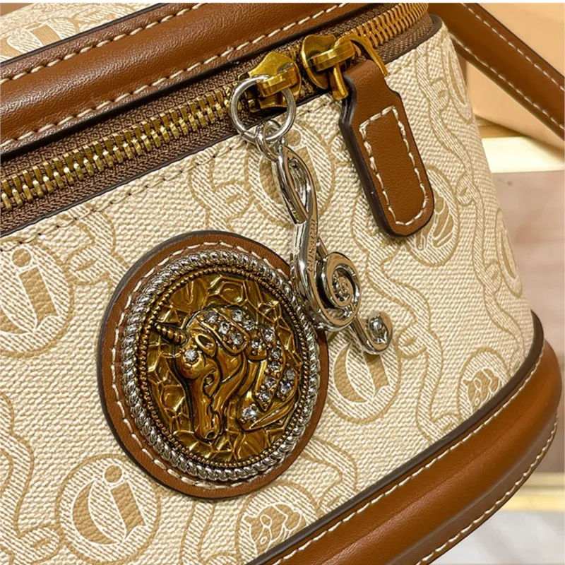 Imagem -06 - Bolsa Quadrada Pequena de Couro Luxuosa para Mulheres Bolsa Crossbody Retrô Popular e Avançada Portátil Nova Designer Leve 2023