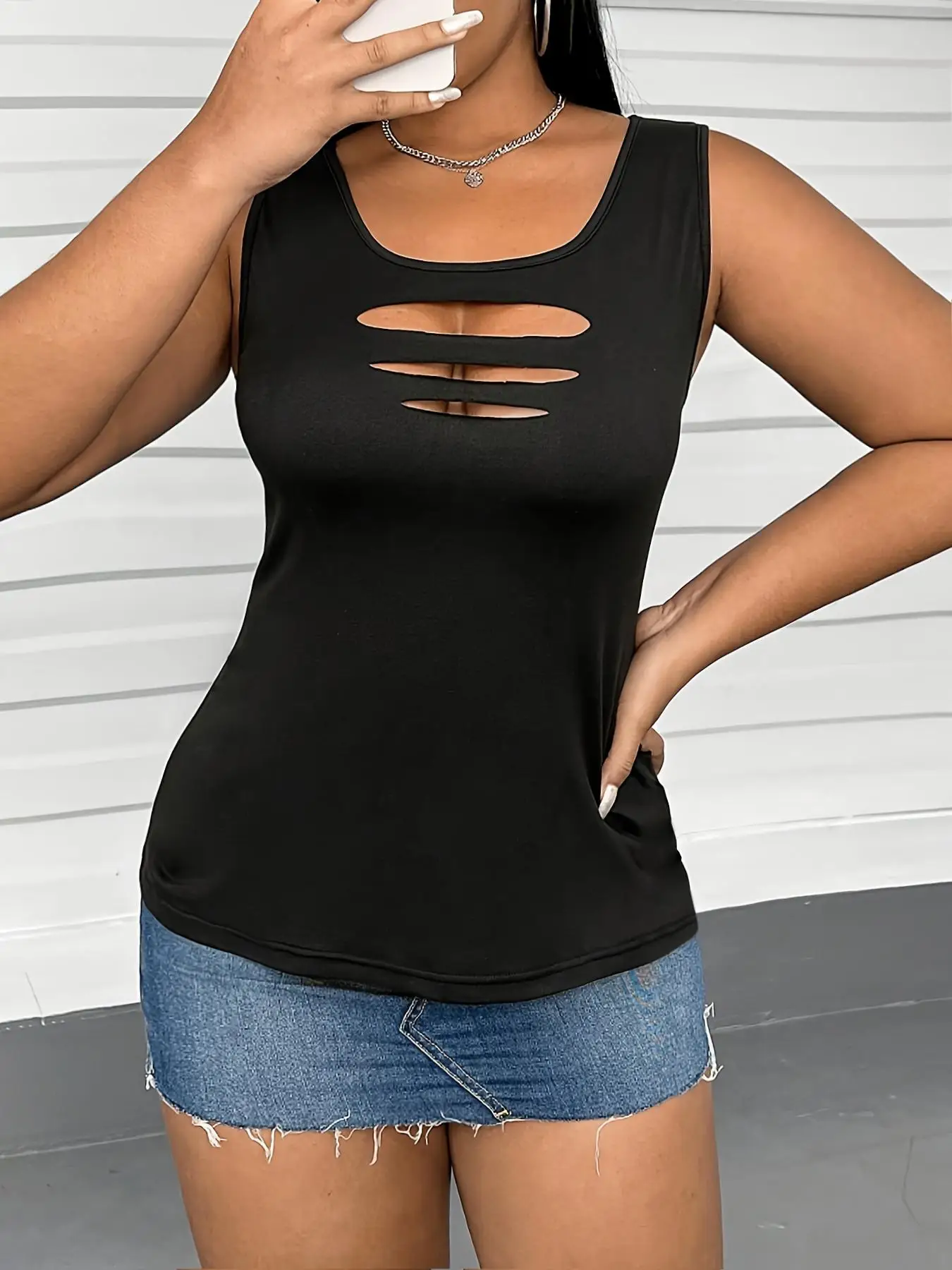 Plus Size Cut Out Scoop Neck Tank Top, Casual Streetwear Sleeveless Top for Summer, Women's Plus Clothing for Daily Wear