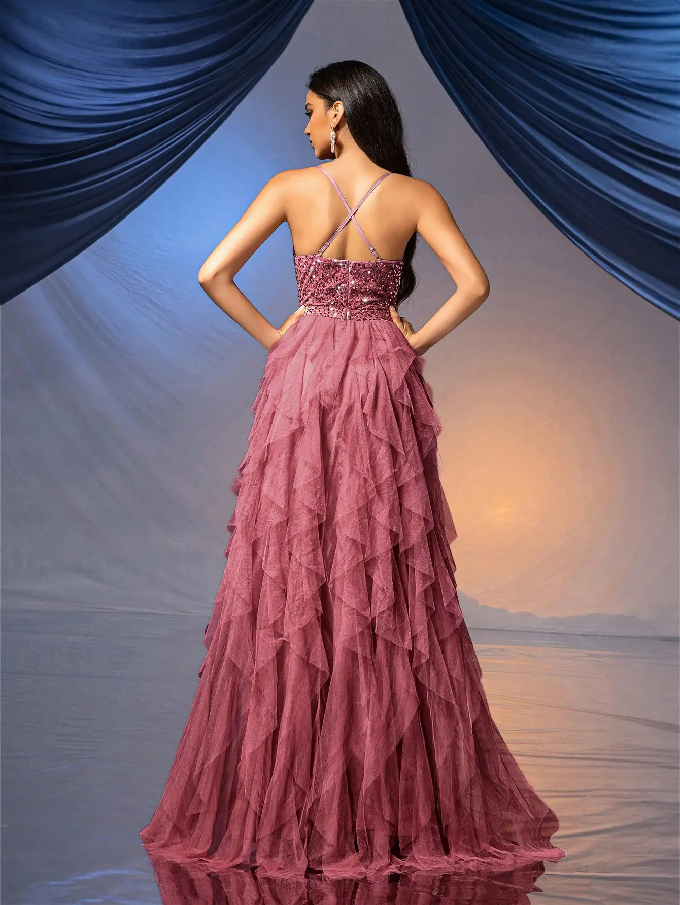 エレガントなスパンコール付きイブニングドレス、ハイ スリットとフリル付きチュールスカート、フォーマルなイベントに最適