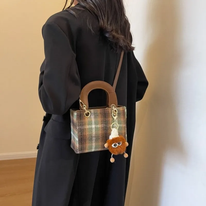 

Sophisticated Crossbody Bag For Women A Secure And Chic Option For Commuting And Traveling