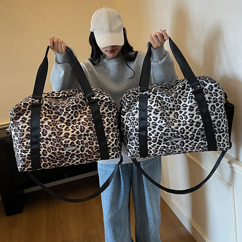 Leopard Print Large Capacity Travel Duffels Bag,Adjustable Shoulder Strap,Suitable for Short Distance Travel,Camping Storage Bag