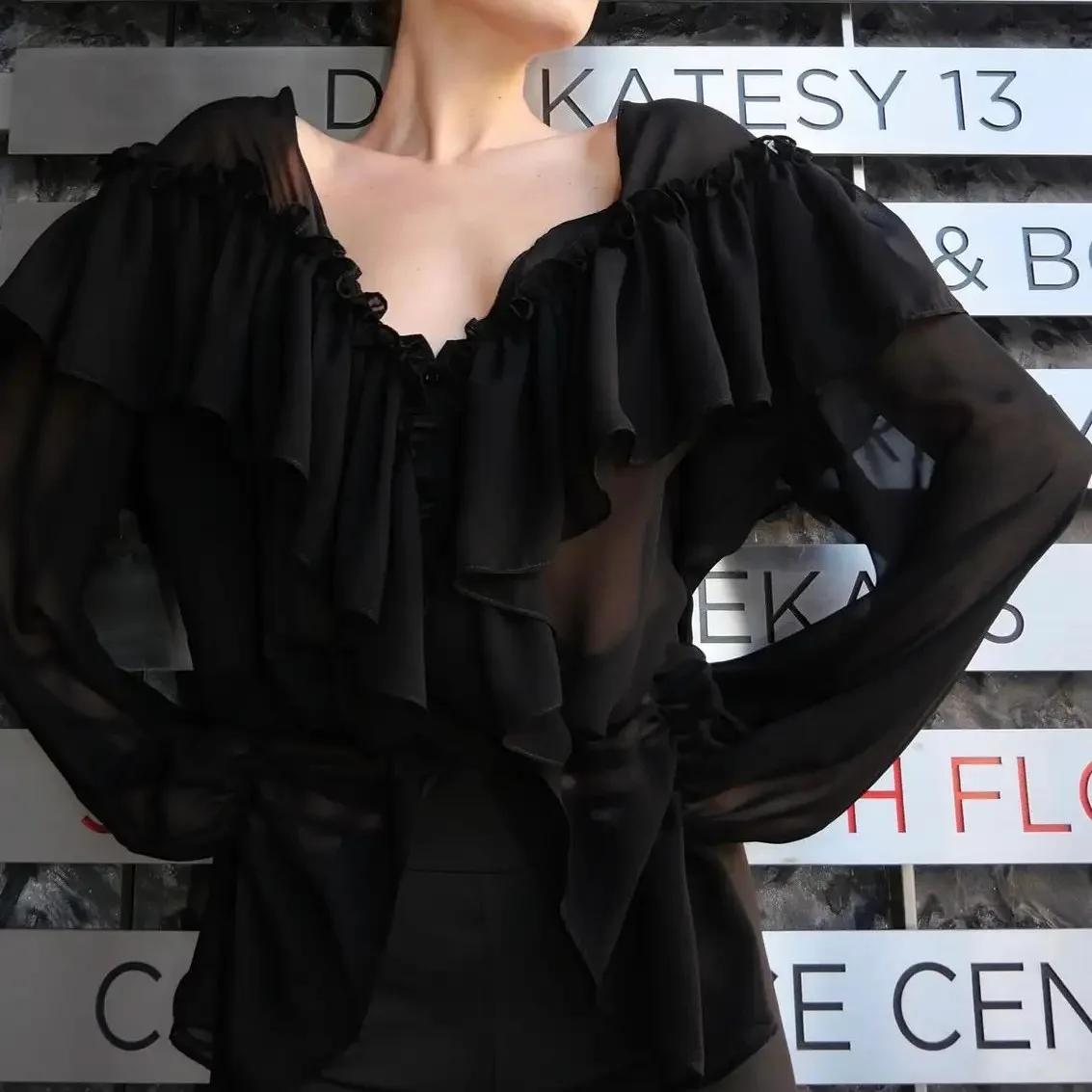 Combhasaki Camicie a maniche lunghe chic da donna Tinta unita con volant Camicette in chiffon con scollo a V profondo Vestibilità ampia Top trasparenti casual Streetwear