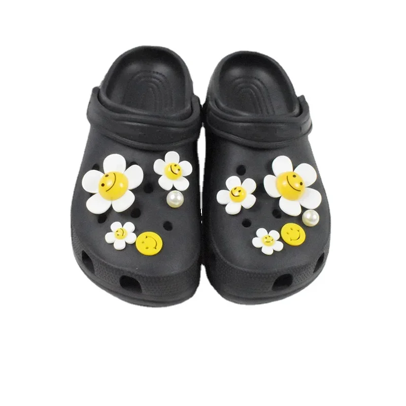 Hot sales New Cute Smiley Flower Decoration Shoe Decoration Small Daisy Shoe Flower Decoration Buckle Finished Product Removable